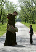 Big Fish  Der Riesen Karl (li.: Matthew McGrory) und Edward Bloom (Ewan McGregor)